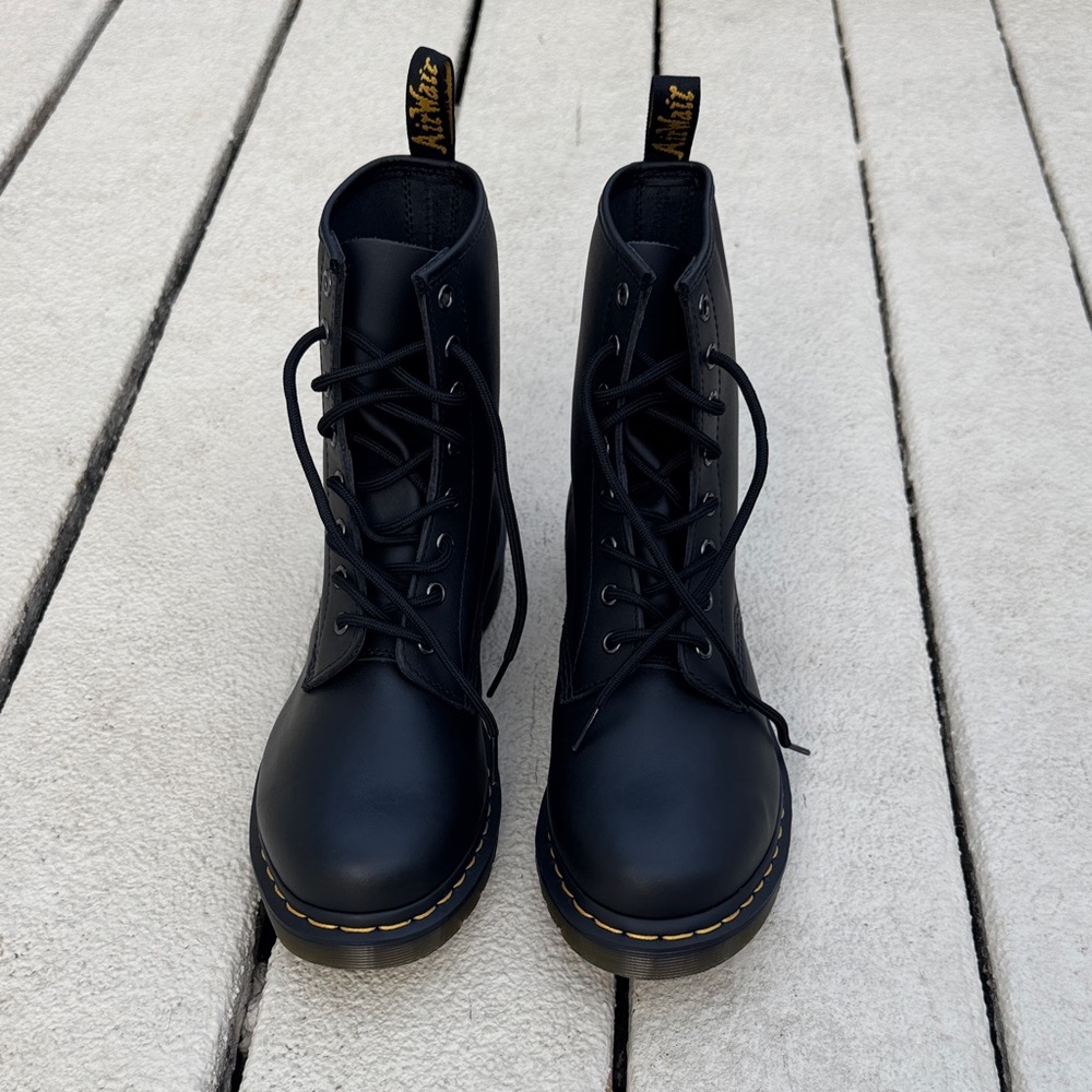 Dr. Martens Women’s NWOT 1460 Smooth Leather Lace Up Boot - Picture 3 of 8